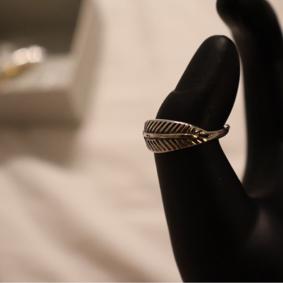 Vintage Silver Feather Ring - Picture 4 of 4